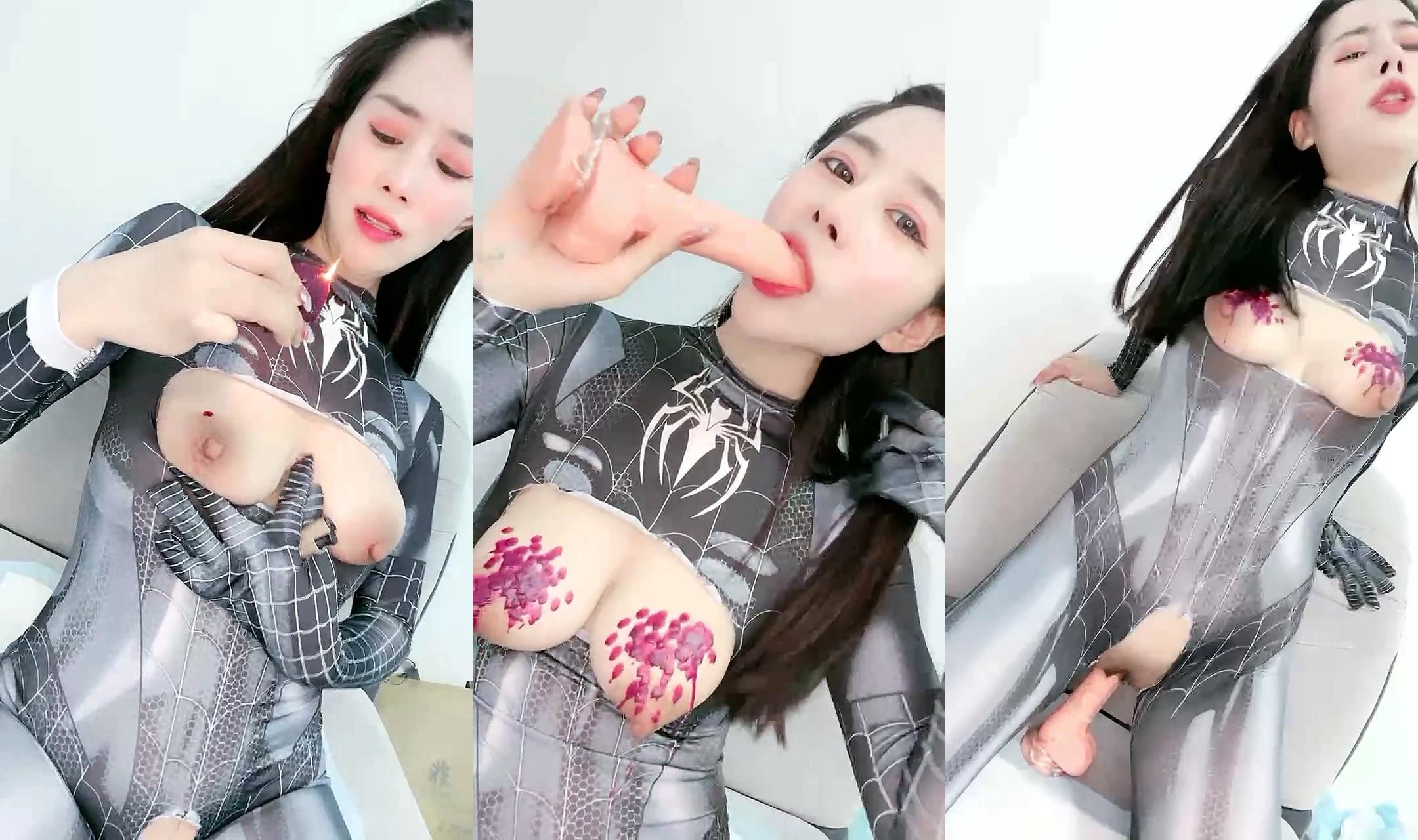 马尾辫爆乳女神 蜘蛛侠情趣开裆装 胸前割开露奶 蜜桃美乳翘起掰穴 乳晕滴蜡 吊带黑丝诱人