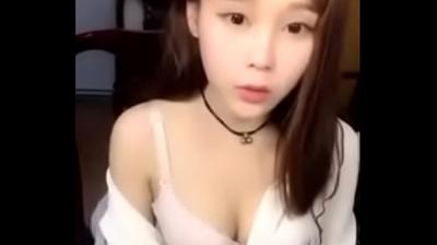 KIKI 第三部 高颜值清纯萌妹性感开裆黑丝自慰喷水