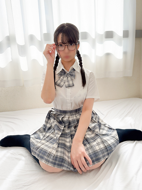 FC2-4323016 有码 萌动美少女 巨乳眼镜超骚优等生