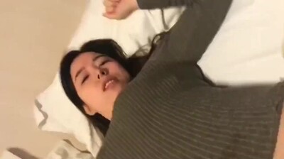 酒店偷情：朋友的大胸漂亮女友承认我操她更爽