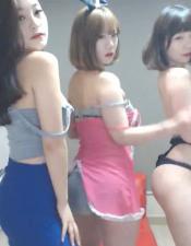 三个美女同台摇扭骚叫 土豪狂射