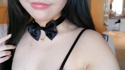 制服萝莉家中自慰下身不停流出
