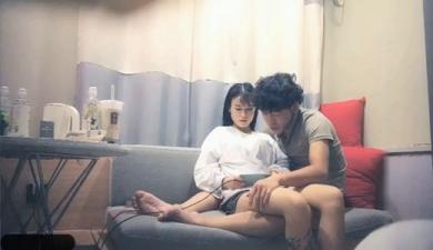 约了2位高颜值花臂嫩妹双飞啪啪