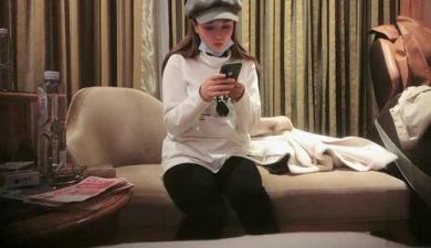 约了个白衣帽子妹子啪啪 穿上情趣装骑坐翘屁股后入抬腿抽插