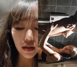 长发美女雪儿粉与男粉丝网吧厕所约炮 爽到高潮不敢叫出声