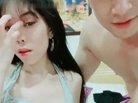 中年男约炮越南肤白妹子 骑乘后入多姿势抱起猛操大秀